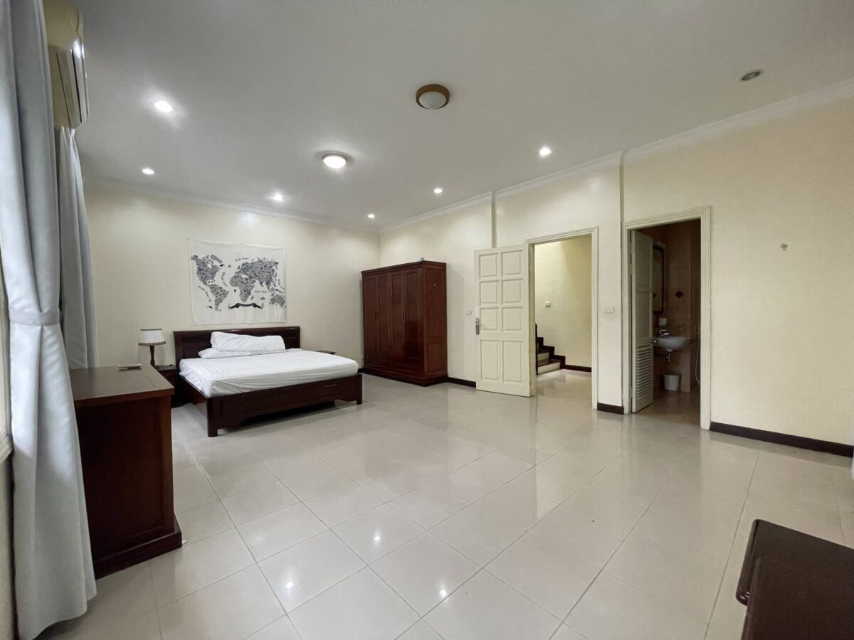 Cheap 198sq.m Ciputra villa for rent (29)