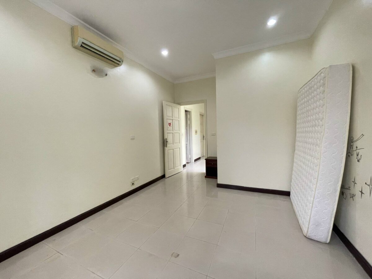 Cheap 198sq.m Ciputra villa for rent (34)