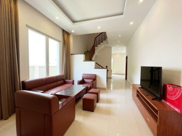 Good 225sq.m villa for rent in Vinhomes Riverside Hoa Sua (2)
