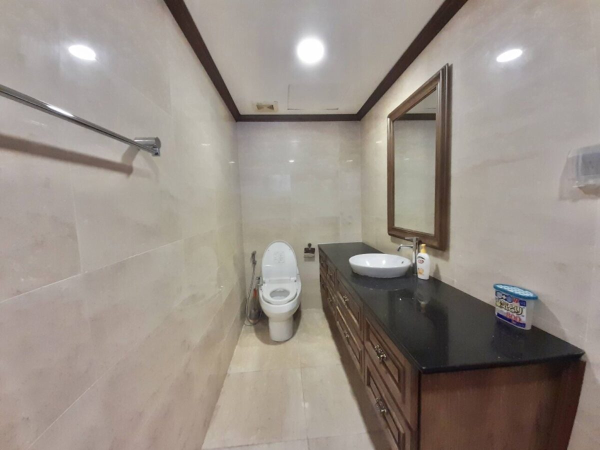 Great 267sqm apartment in L1 Ciputra for rent (16)