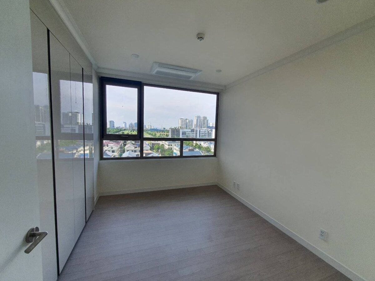 Majestic unfurnished 3BRs apartment for rent in Starlake Hanoi (9)