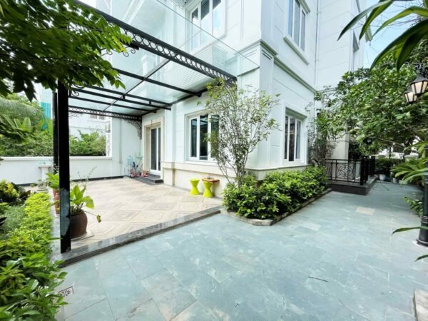 Modern 4BR villa for rent in Vinhomes Riverside Hoa Lan (1)-min
