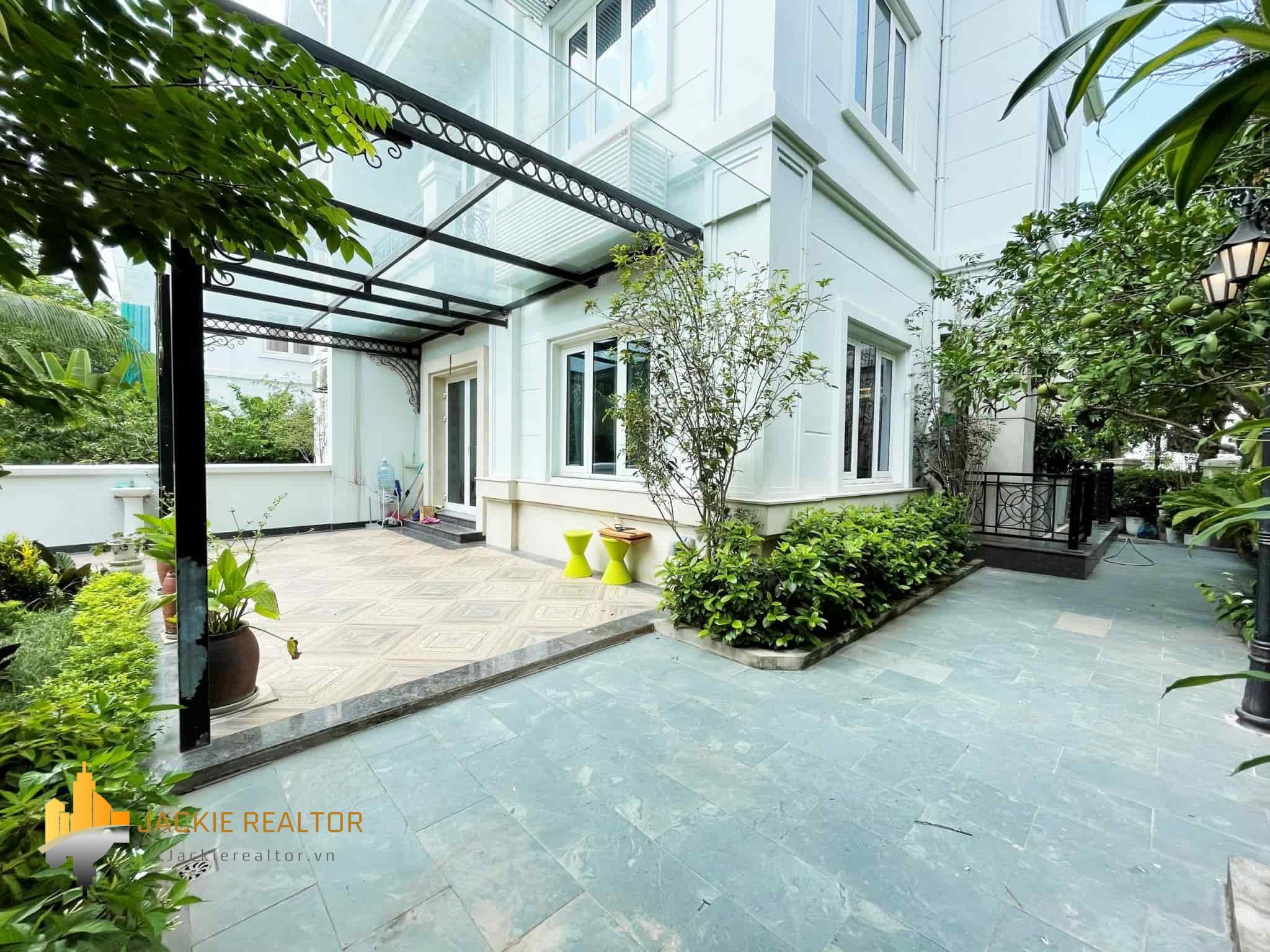 Modern 4BR villa for rent in Vinhomes Riverside Hoa Lan (1)-min