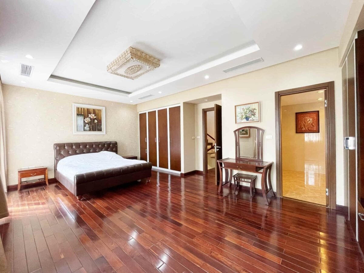 Modern 4BR villa for rent in Vinhomes Riverside Hoa Lan (10)-min