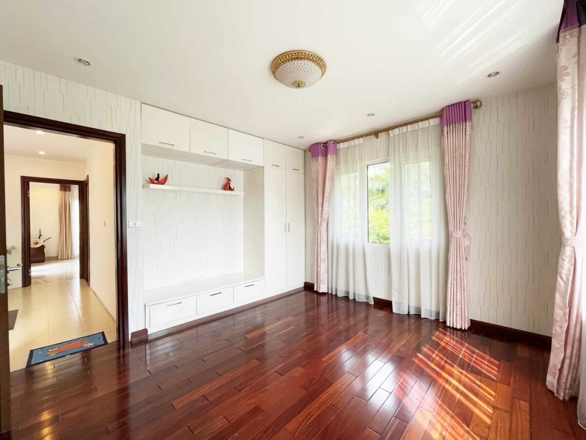 Modern 4BR villa for rent in Vinhomes Riverside Hoa Lan (15)-min