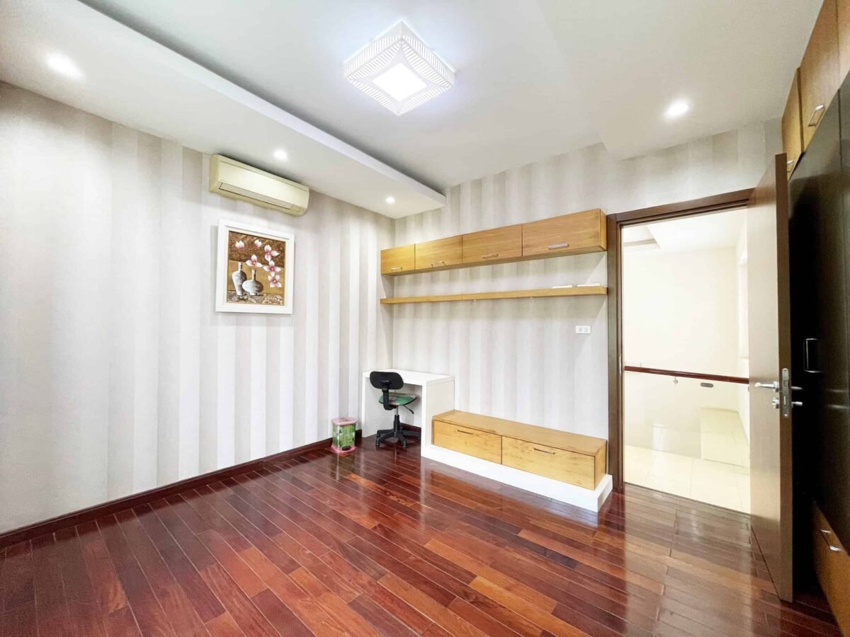 Modern 4BR villa for rent in Vinhomes Riverside Hoa Lan (16)-min