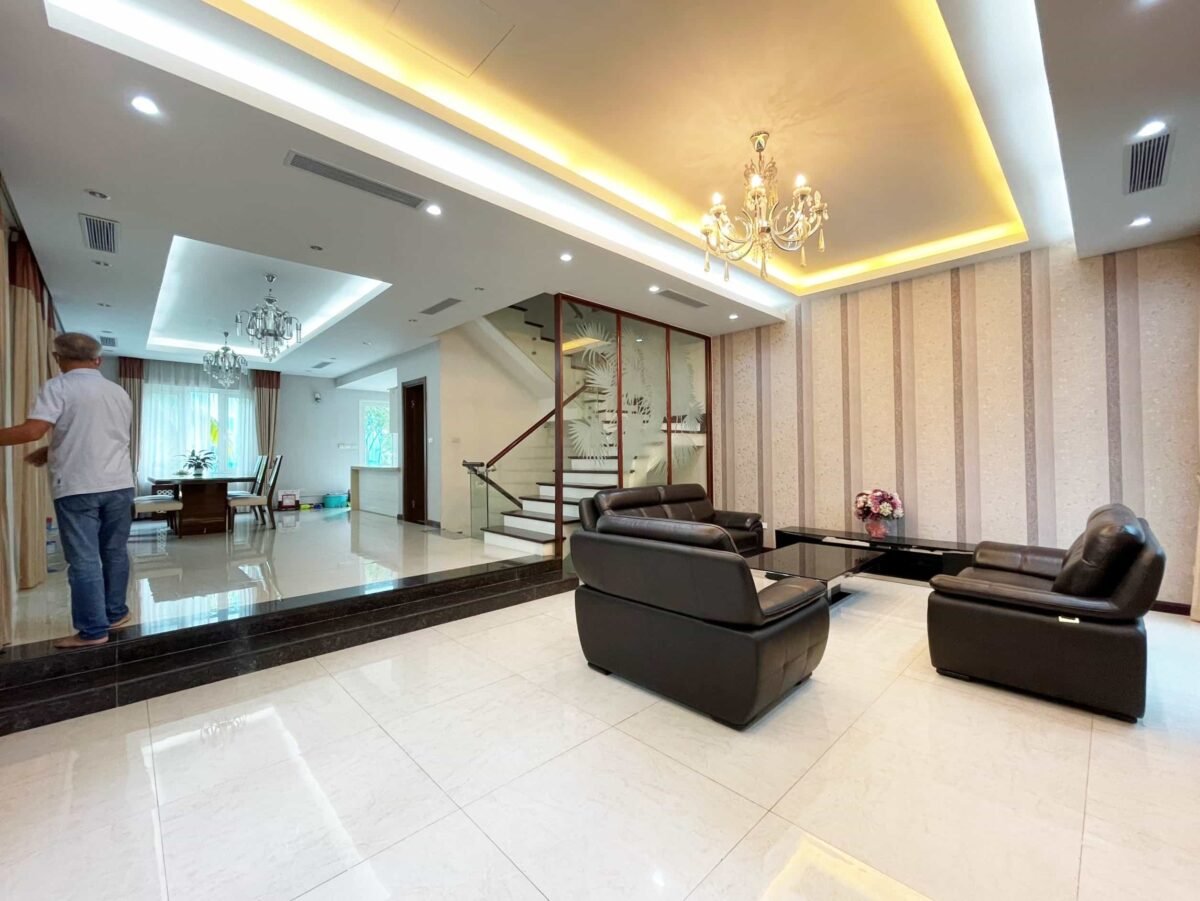 Modern 4BR villa for rent in Vinhomes Riverside Hoa Lan (3)-min