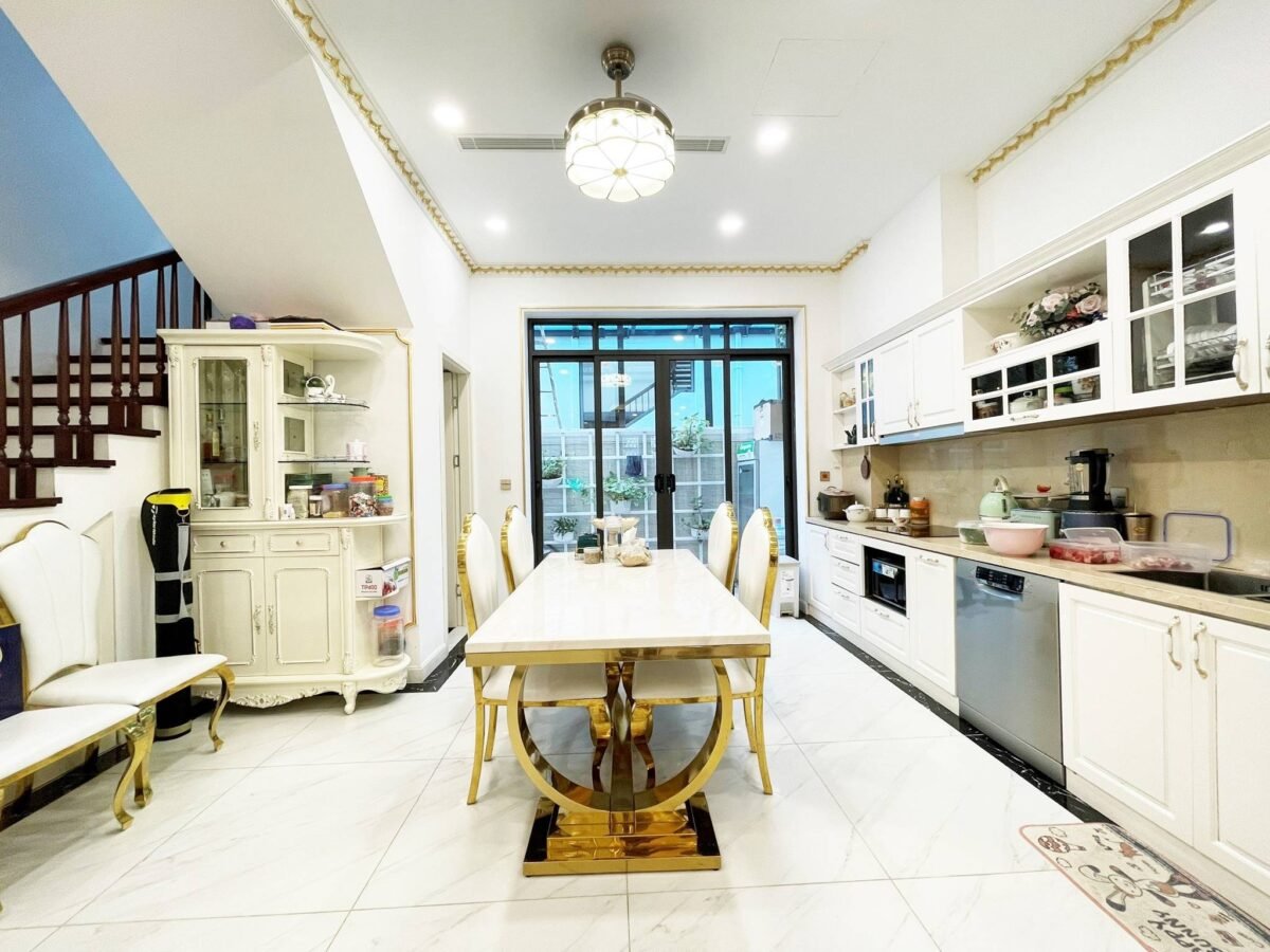 Rent this unique 3BRs villa in Phong Lan Street, Vinhomes The Harmony (4)