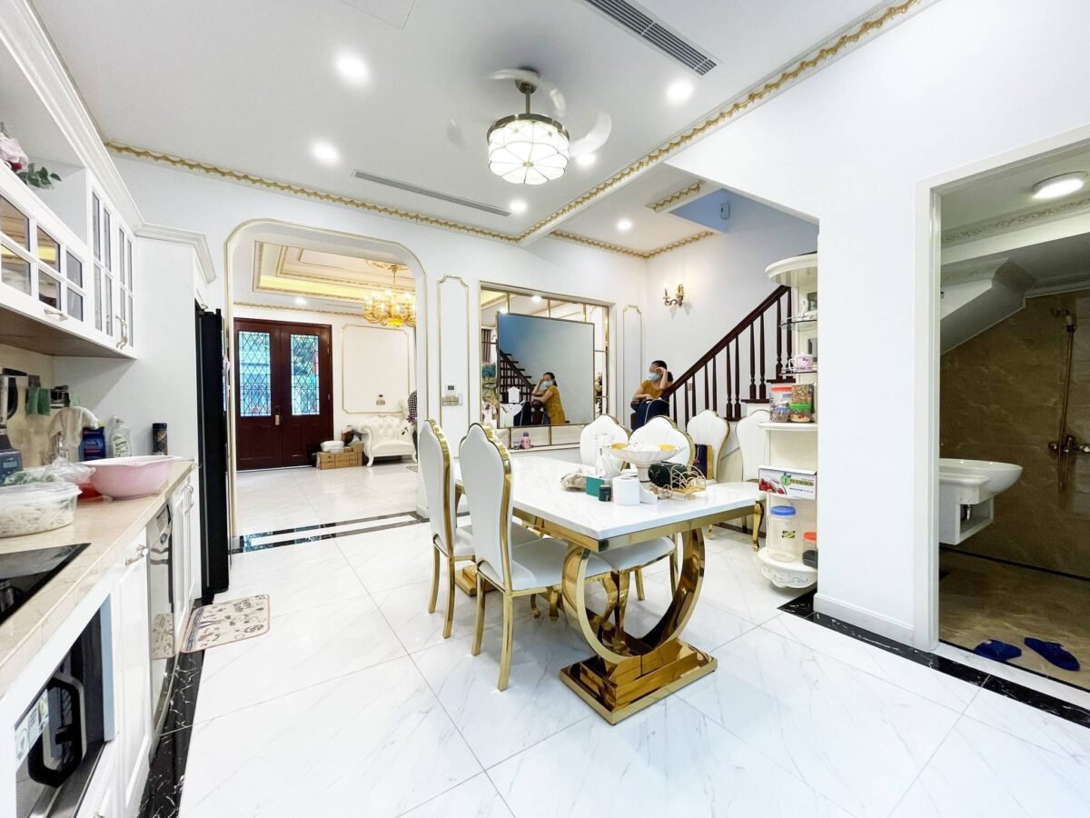 Rent this unique 3BRs villa in Phong Lan Street, Vinhomes The Harmony (6)