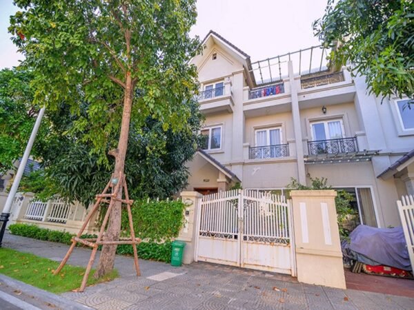 Rustic 4BRs villa for rent in Vinhomes Riverside Anh Dao (1)