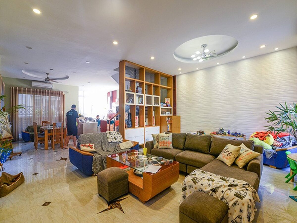 Rustic 4BRs villa for rent in Vinhomes Riverside Anh Dao (3)