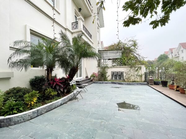 Tremendous 3BRs villa for rent in Vinhomes Riverside Hoa Lan (1)