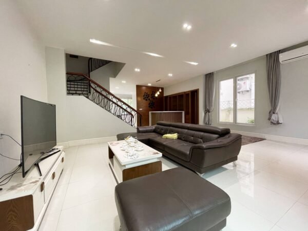 Tremendous 3BRs villa for rent in Vinhomes Riverside Hoa Lan (2)