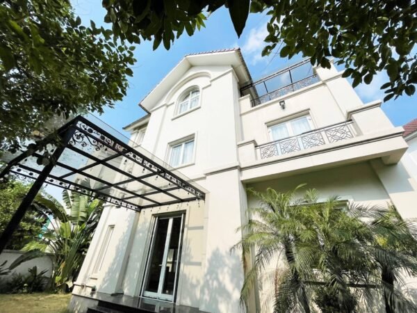 Wonderful 500sq.m villa for rent in Vinhomes Riverside Bang Lang (1)