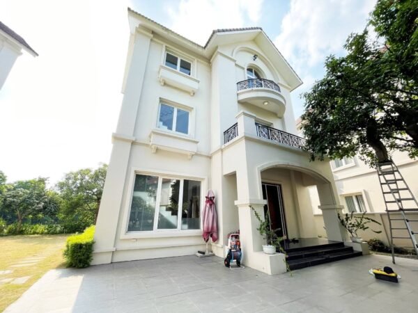 Wonderful 500sq.m villa for rent in Vinhomes Riverside Bang Lang (2)