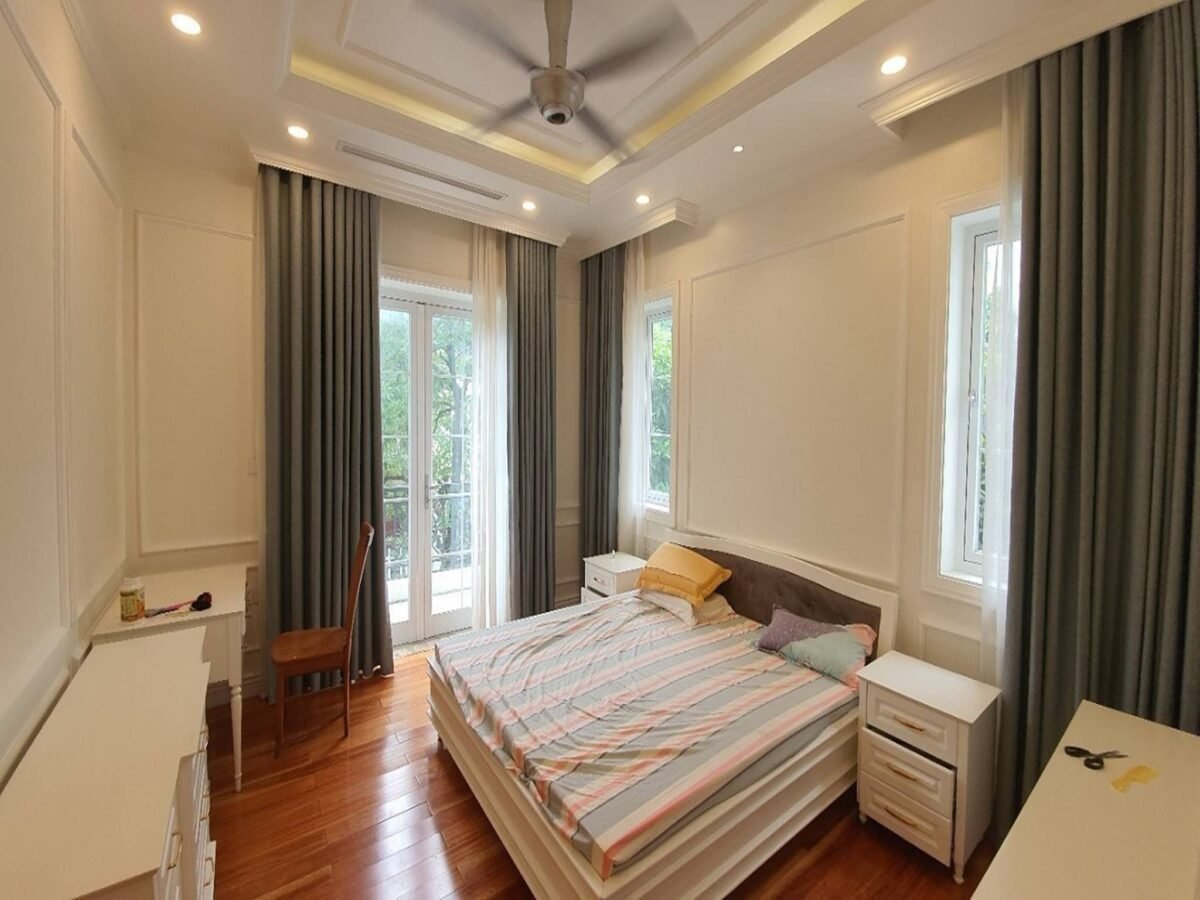 Beautiful Vinhomes Riverside villa for rent 200 sq.m - 3 bedrooms (8)