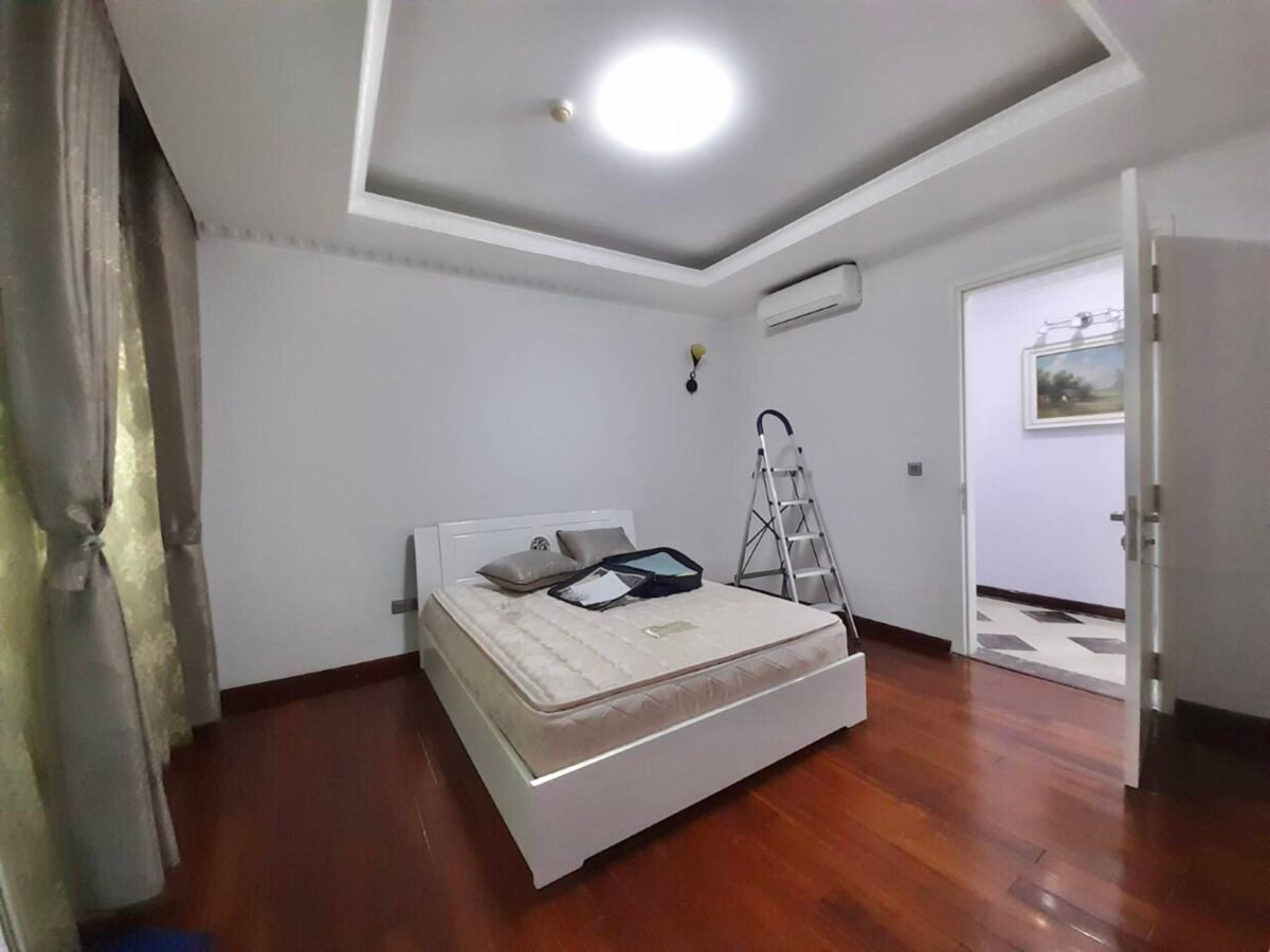 Extraordinary 4BRs apartment for rent in L1 - L2 Ciputra (12)