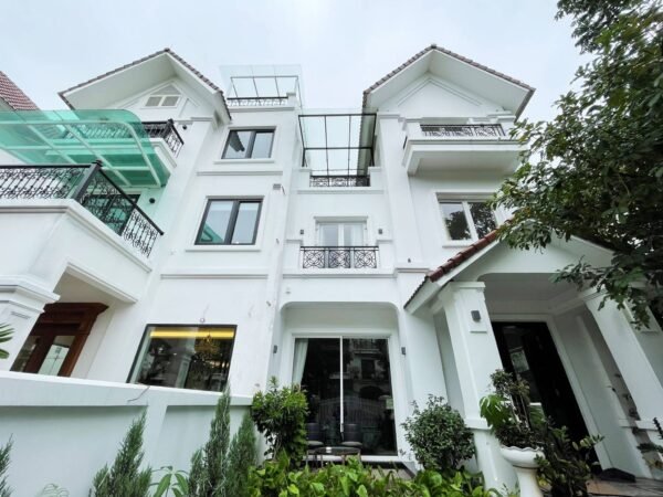 Impressive 4BRs villa for rent in Vinhomes Riverside (1)