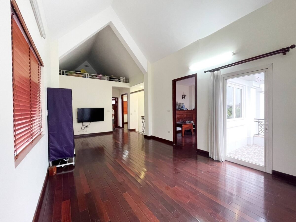 Nice 3BRs villa for rent with wooden furniture in Vinhomes Riverside (12)