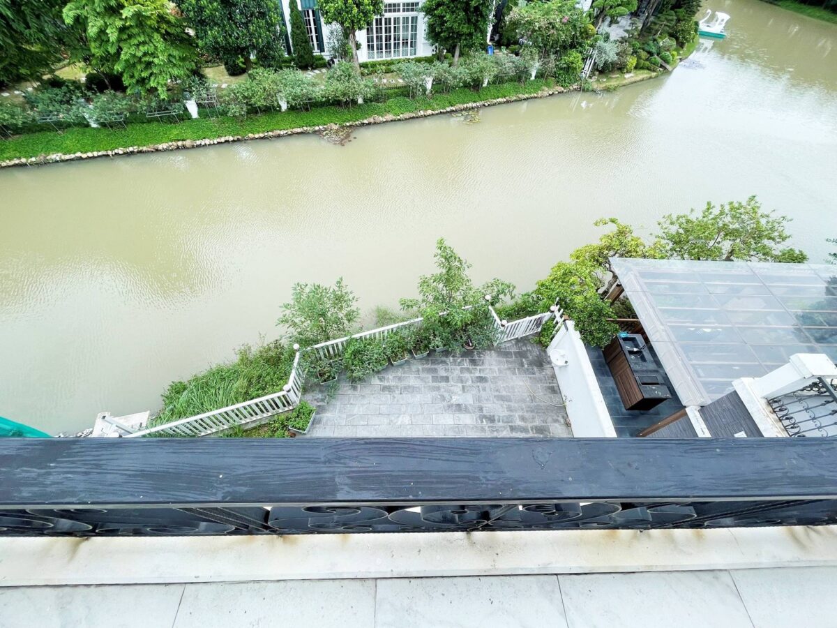 Royal single villa for rent in Vinhomes Riverside Huong Duong (18)