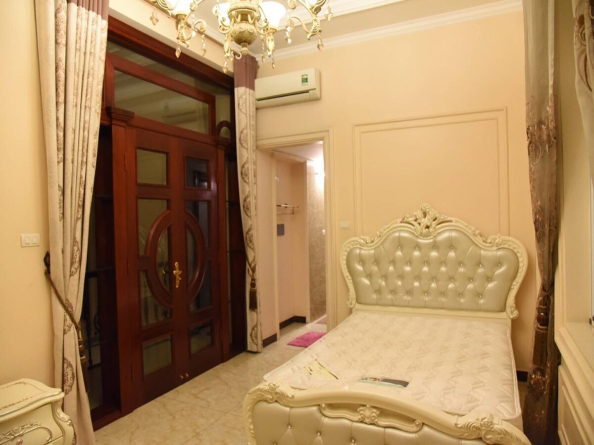 Solid 3-bedroom villa for rent in Vinhomes Riverside Hanoi (15)