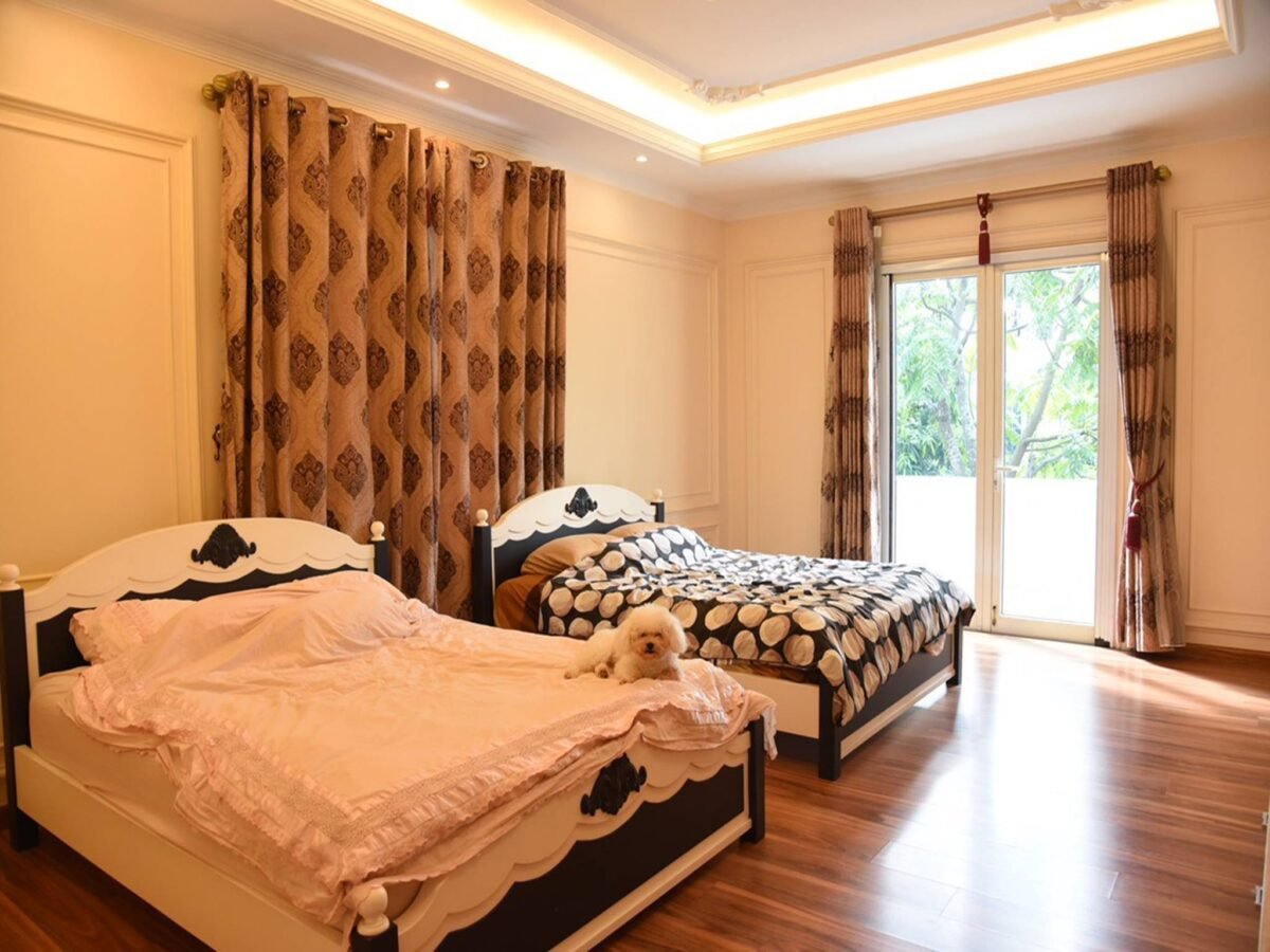 Solid 3-bedroom villa for rent in Vinhomes Riverside Hanoi (16)