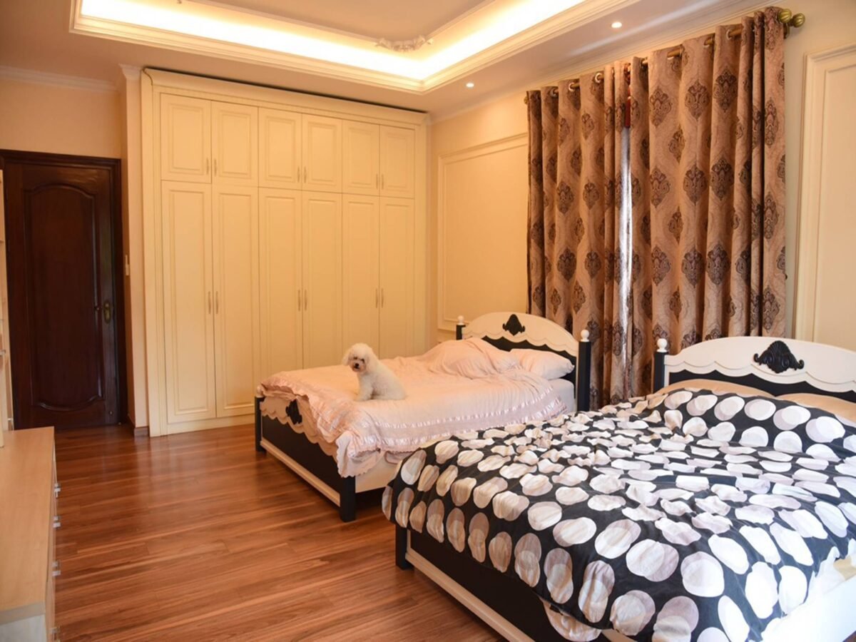 Solid 3-bedroom villa for rent in Vinhomes Riverside Hanoi (17)