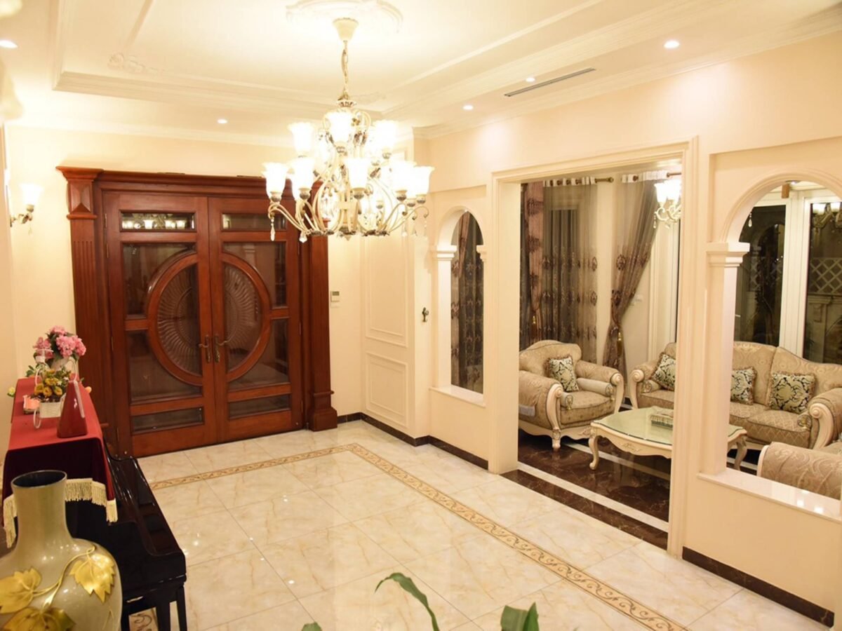 Solid 3-bedroom villa for rent in Vinhomes Riverside Hanoi (2)