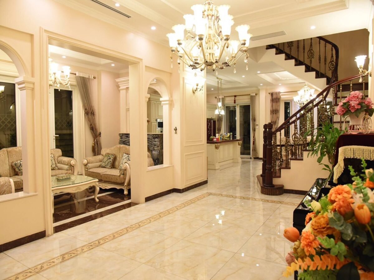 Solid 3-bedroom villa for rent in Vinhomes Riverside Hanoi (3)