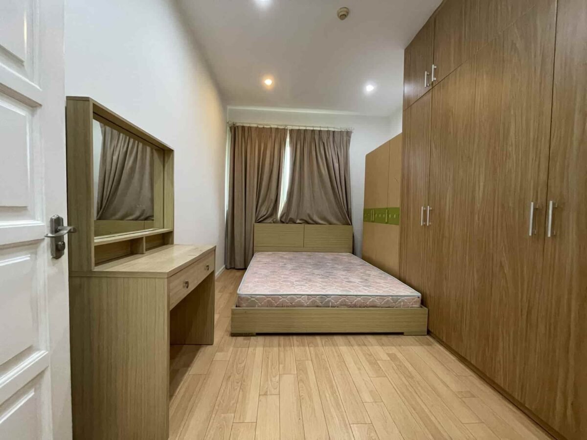 Reasonable 4BRs apartment for rent in E4 Ciputra (17)