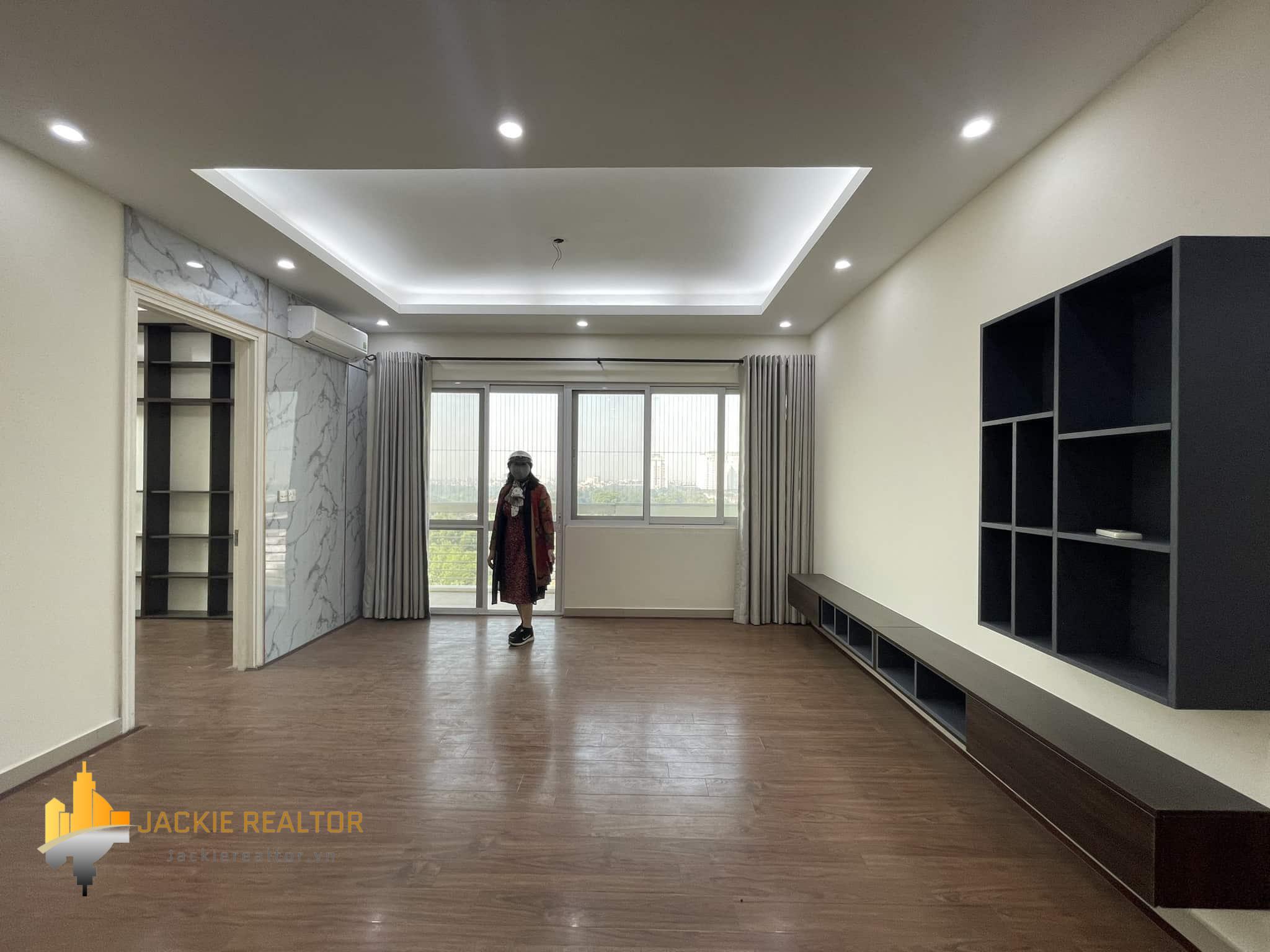 Big 3BRs apartment for lease in E4 Ciputra (1)