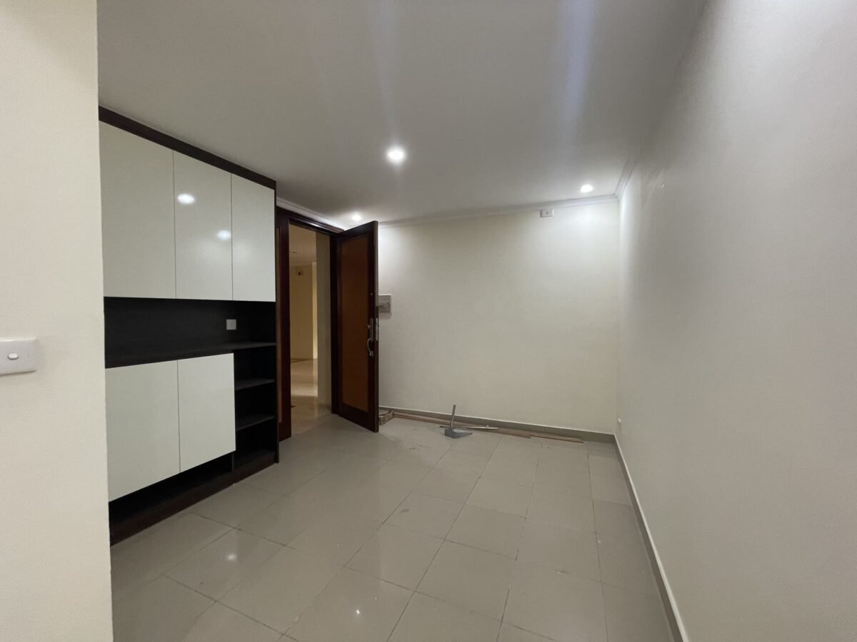 Big 3BRs apartment for lease in E4 Ciputra (12)