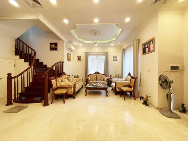 Classic 4BRs villa for rent in Vinhomes Riverside Hanoi (1)