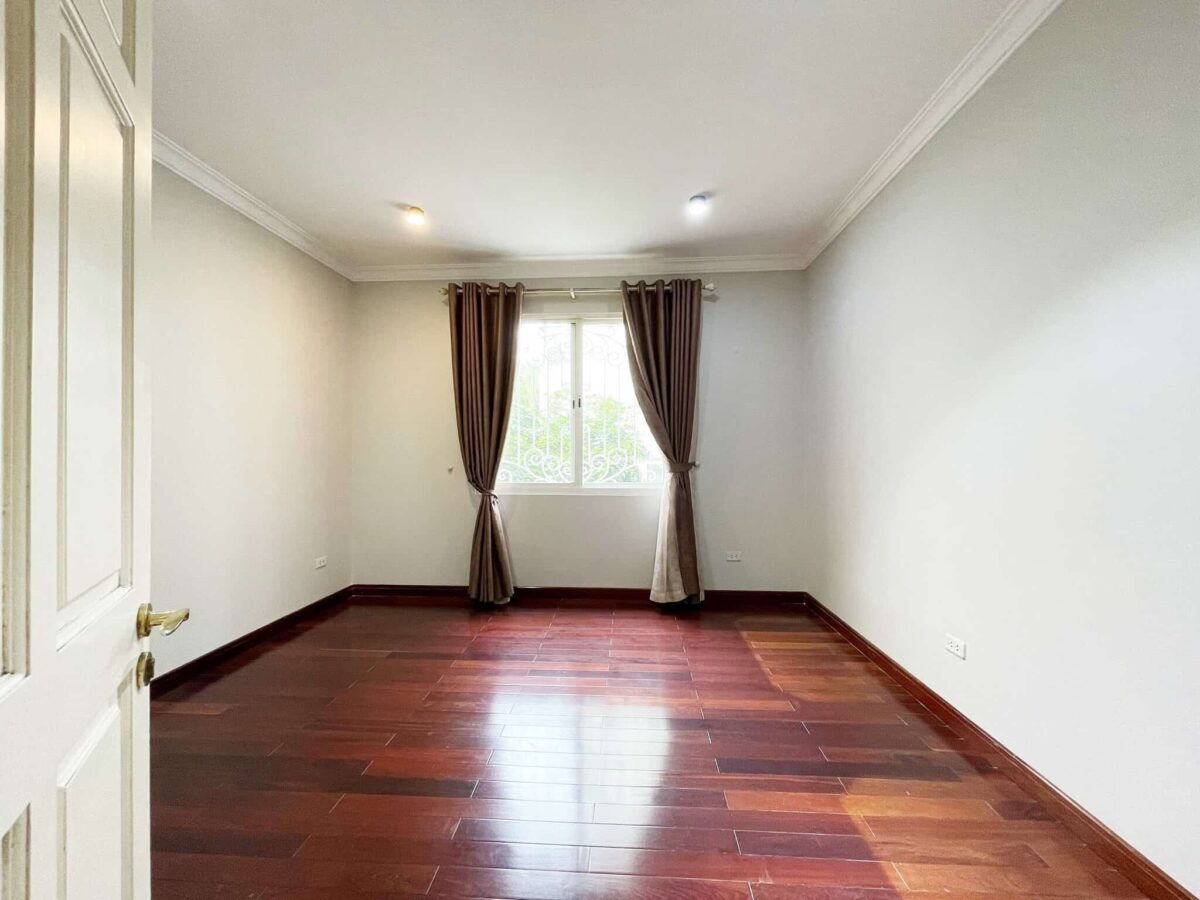 Classic 4BRs villa for rent in Vinhomes Riverside Hanoi (11)