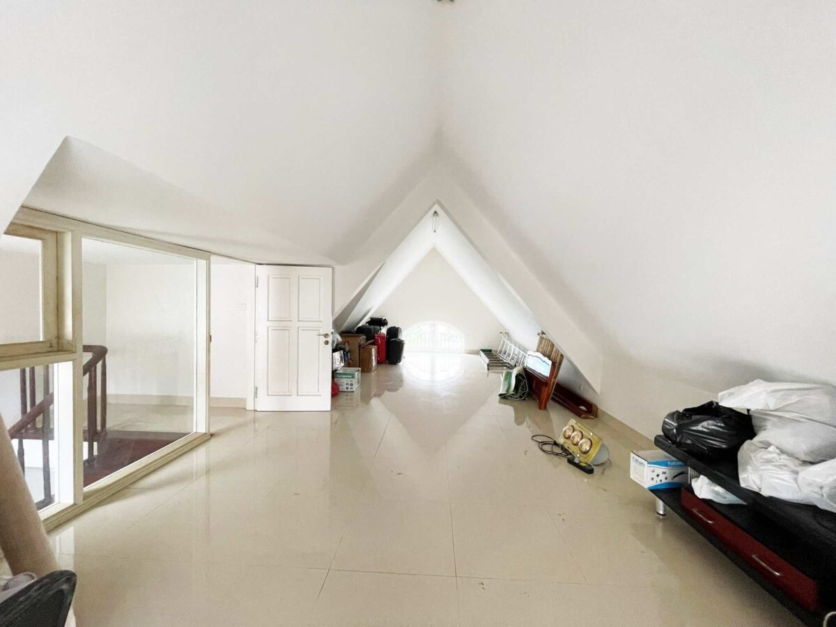 Classic 4BRs villa for rent in Vinhomes Riverside Hanoi (15)