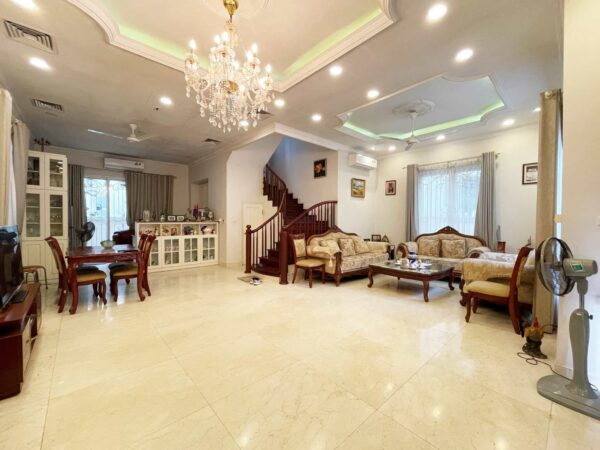 Classic 4BRs villa for rent in Vinhomes Riverside Hanoi (2)