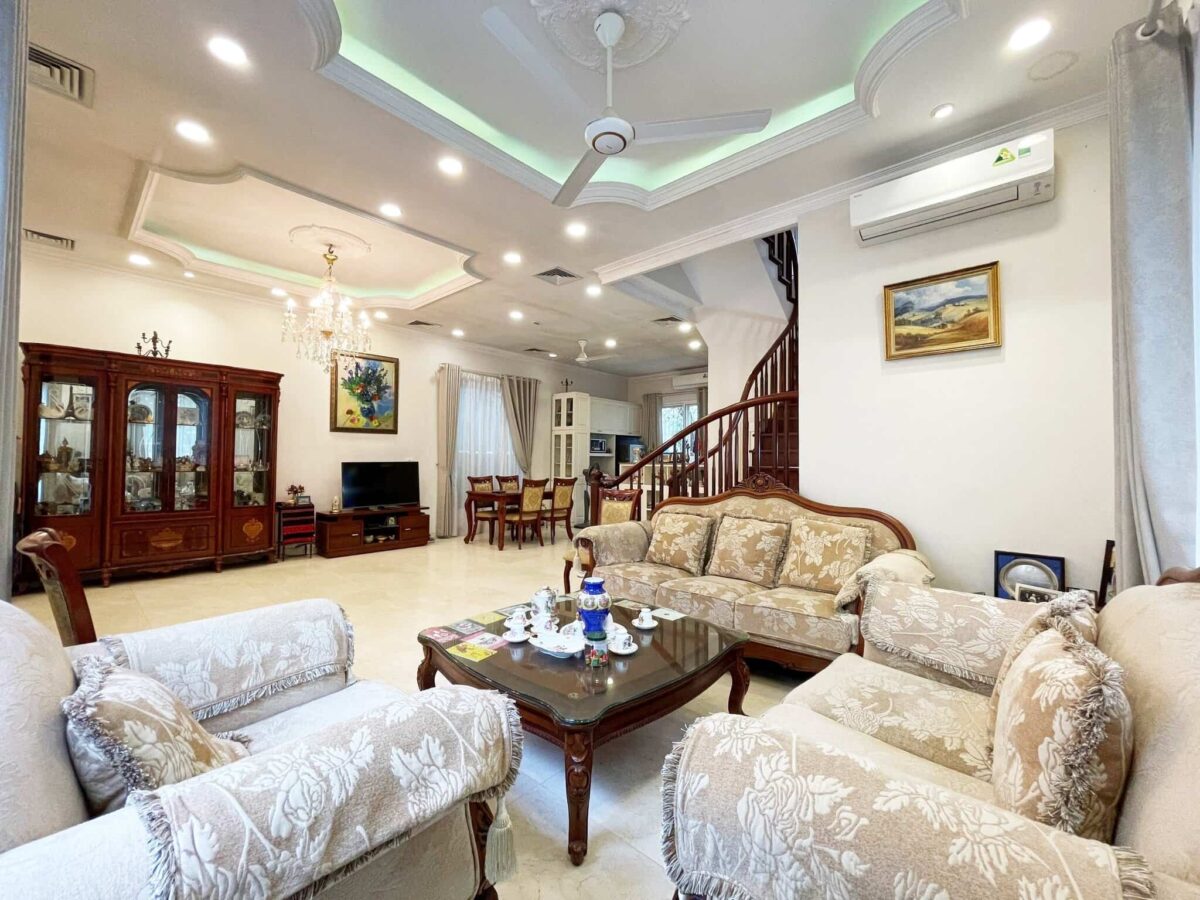 Classic 4BRs villa for rent in Vinhomes Riverside Hanoi (3)