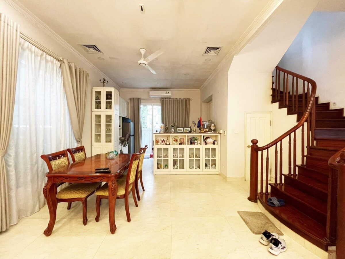 Classic 4BRs villa for rent in Vinhomes Riverside Hanoi (4)