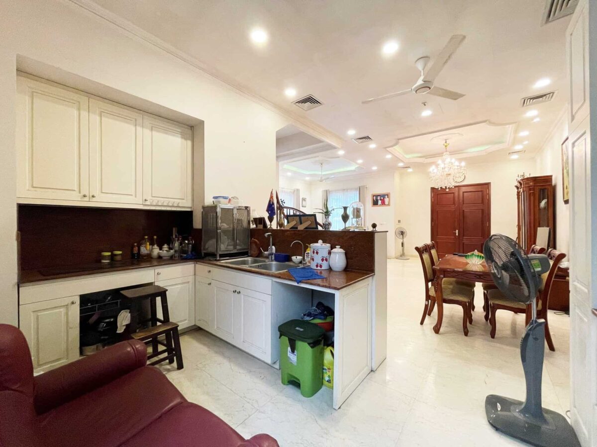 Classic 4BRs villa for rent in Vinhomes Riverside Hanoi (5)