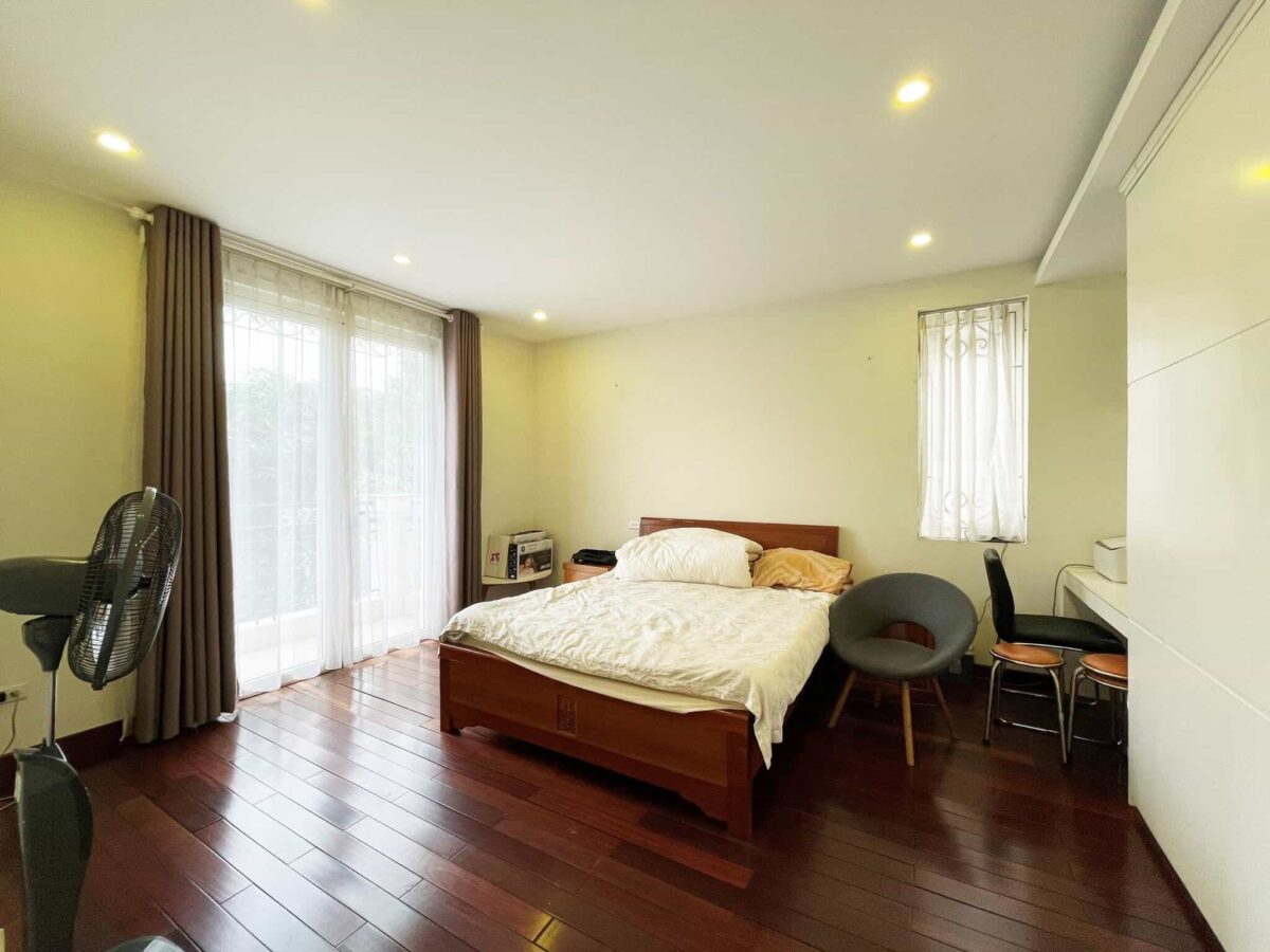 Classic 4BRs villa for rent in Vinhomes Riverside Hanoi (6)