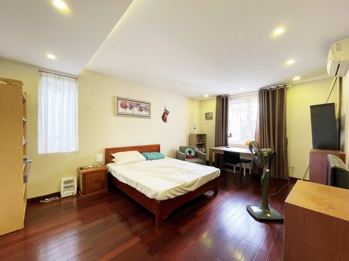 Classic 4BRs villa for rent in Vinhomes Riverside Hanoi (9)