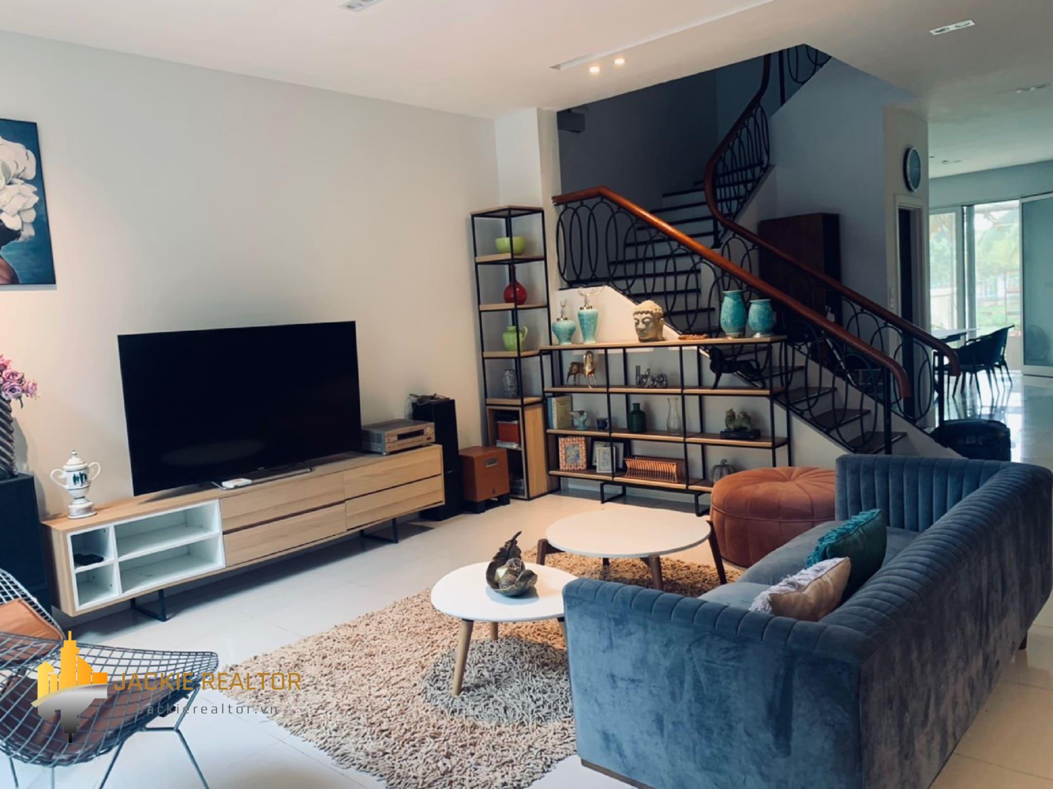 Elegant villa in Vinhomes Riverside Hoa Sua block, Long Bien for rent (1)