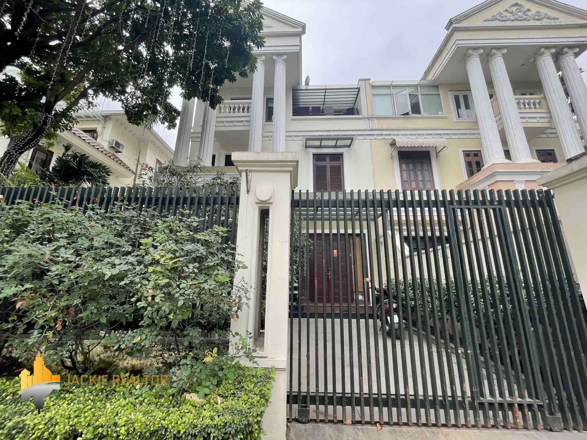 Rent an amazing 4-bedroom house in Ciputra, block D (1)