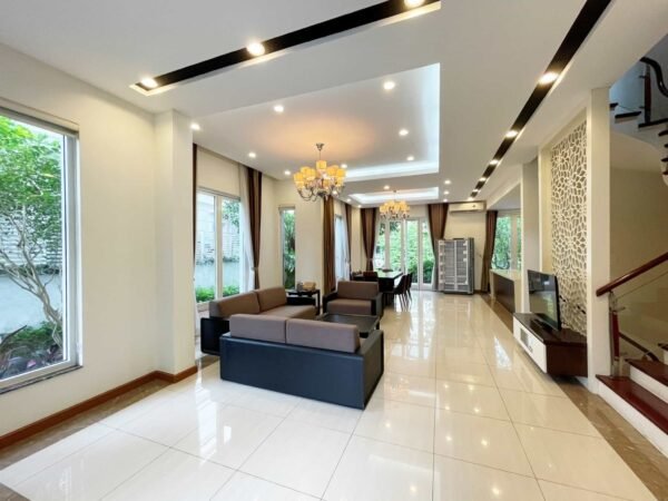 Romantic river-view house for rent in Vinhomes Riverside phase 1 (1)