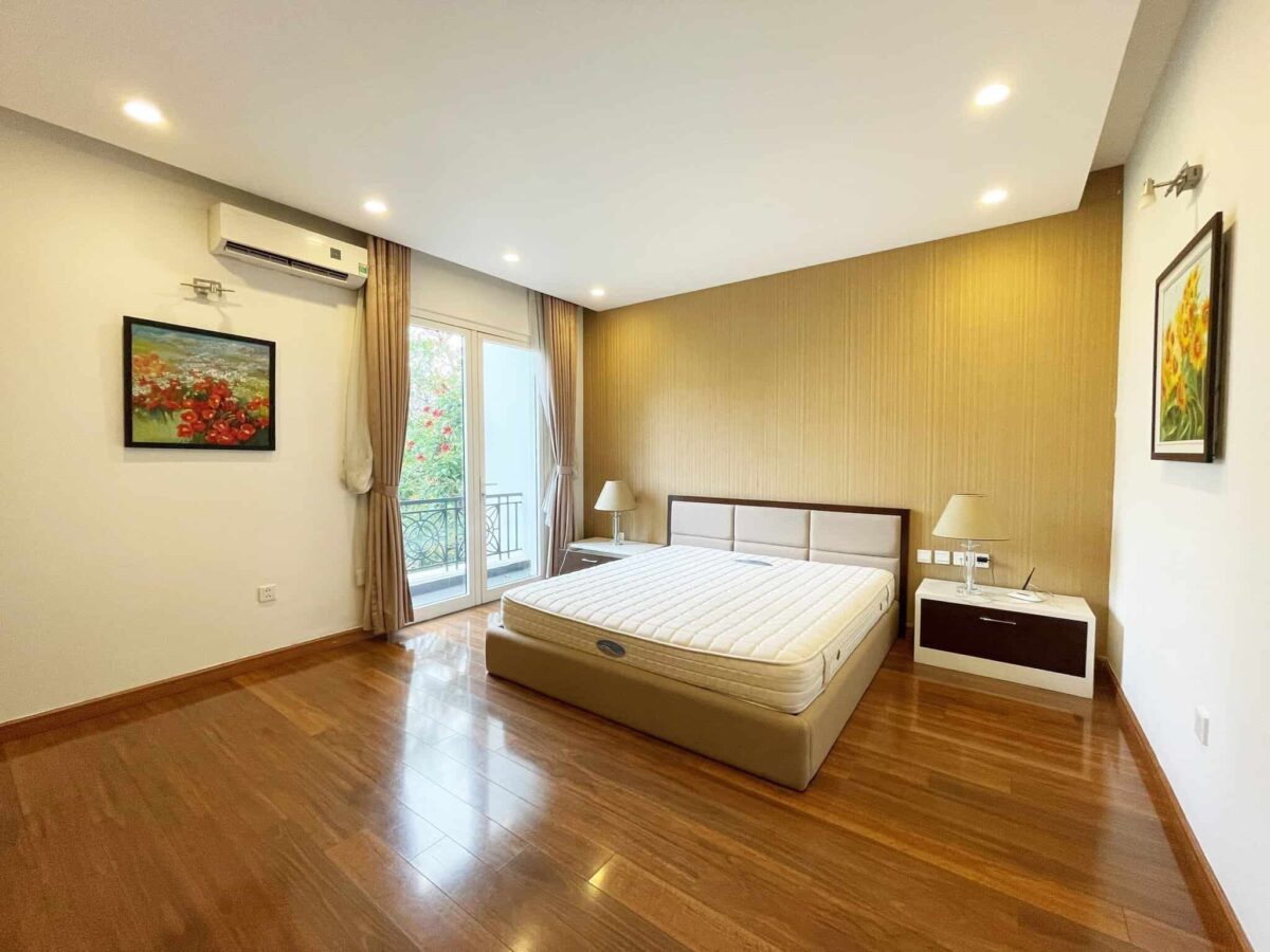 Romantic river-view house for rent in Vinhomes Riverside phase 1 (6)