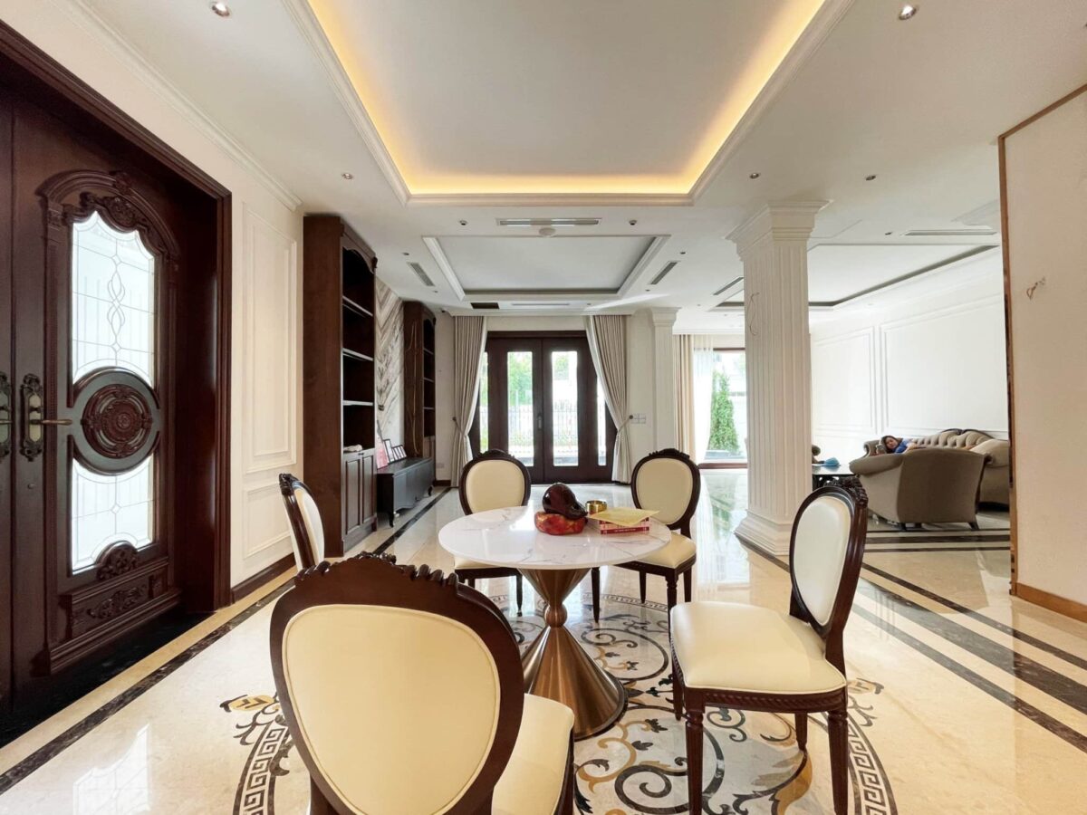 Unbelievable house for rent in Vinhomes Riverside Hanoi (8)