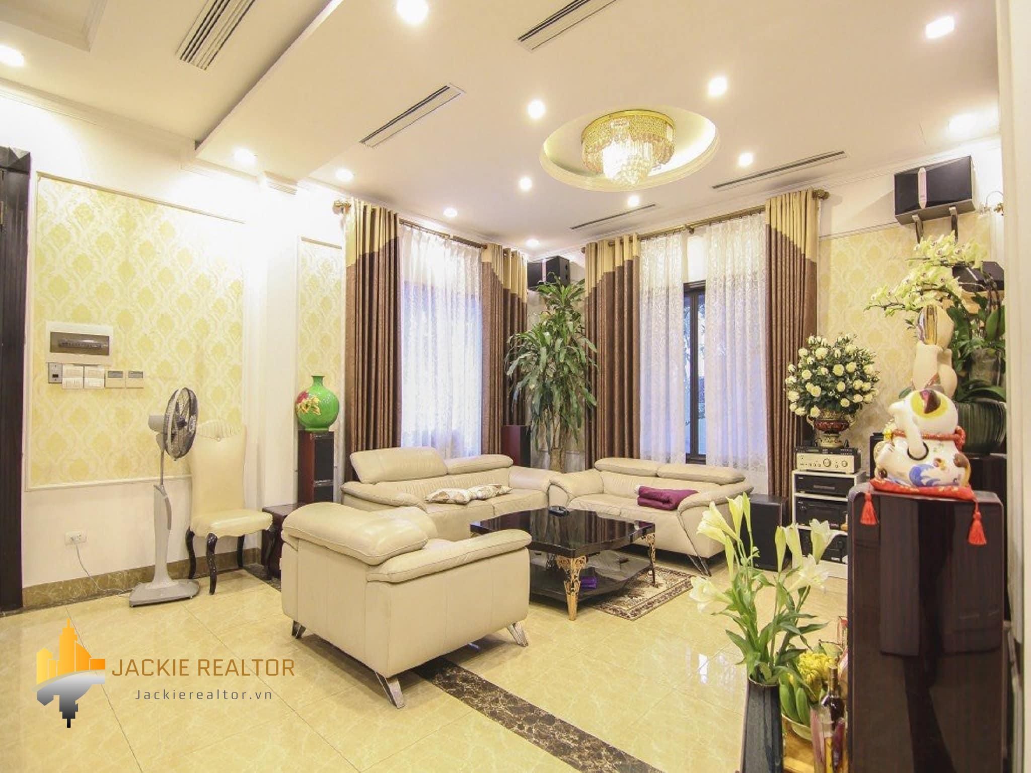 Charming semi-detached house in VINHOMES RIVERSIDE for rent (1)