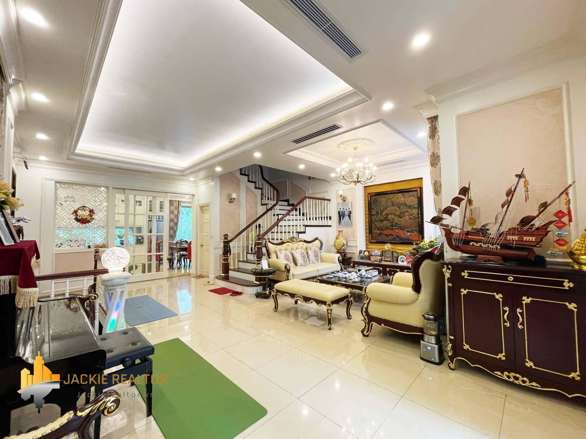 Impressive neo-classic house for rent in Vinhomes Riverside (1)