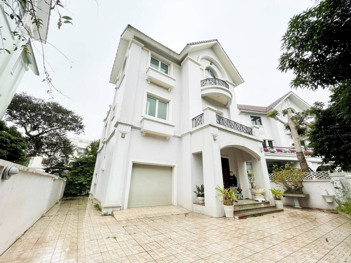 Rent detached villa Vinhomes Riverside at only 2200 USD (1)