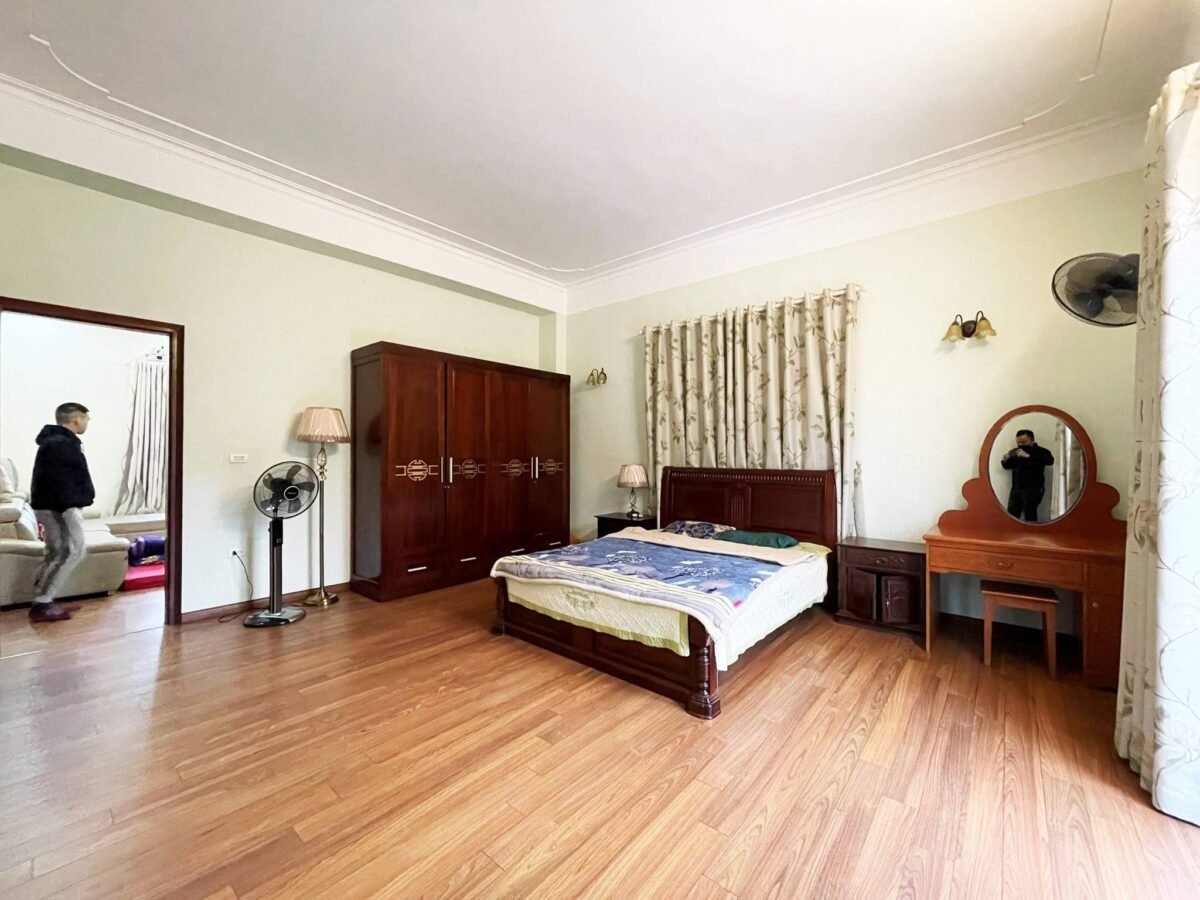 Rent detached villa Vinhomes Riverside at only 2200 USD (9)